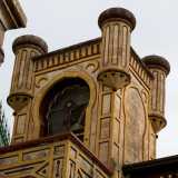 Archi simili ma pi� piccoli li ritroviamo sulle due torri laterali entrambe dotate di piccolo balconcino. Una di esse presenta a sua volta quattro piccoli torrini agli angoli...